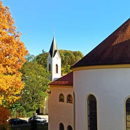 Bild enthält, Tree, Leaf, Car, Spire, Bell Tower, Clock Tower, Shelter, Housing, Roof, Autumn