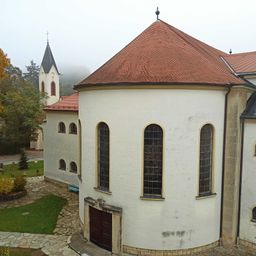 Bild enthält, Monastery, Spire, Path, Walkway, Arch, Gothic Arch, Housing, Roof, Tree, Flagstone