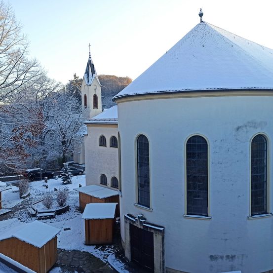 Bild enthält, Spire, Monastery, Outdoors, Shelter, Gothic Arch, Nature, Car, Housing, Snow, Scenery