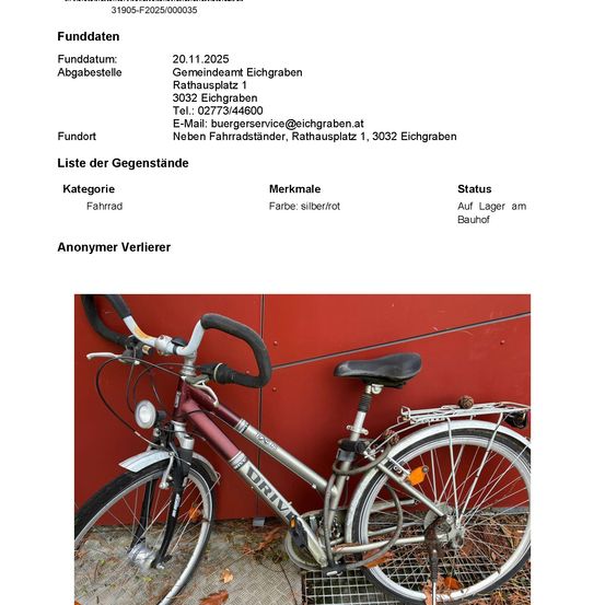 Ein Fahrrad wurde am 20.11.2025 gefunden. Es ist ein silber/rotes Fahrrad mit einem Gegenstand auf dem Rücken. Der Gegenstand liegt neben dem Fahrrad auf dem Boden.