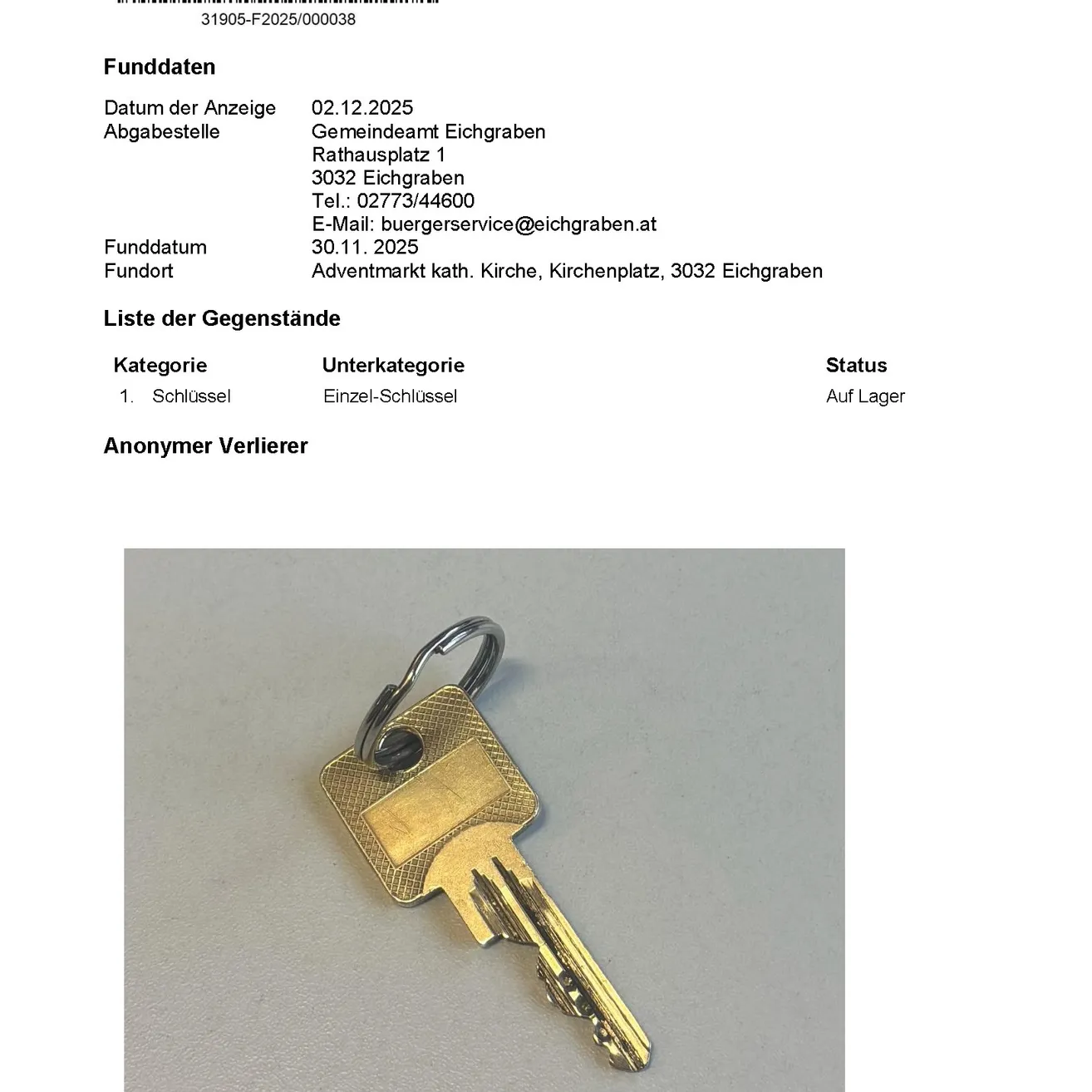 Das Bild zeigt einen Schlüssel auf weißem Hintergrund. Der Schlüssel hat einen Metallring oben und einen goldfarbenen Körper mit feinen Details. Es ist ein einzelner Schlüssel mit mehreren Zähnen.