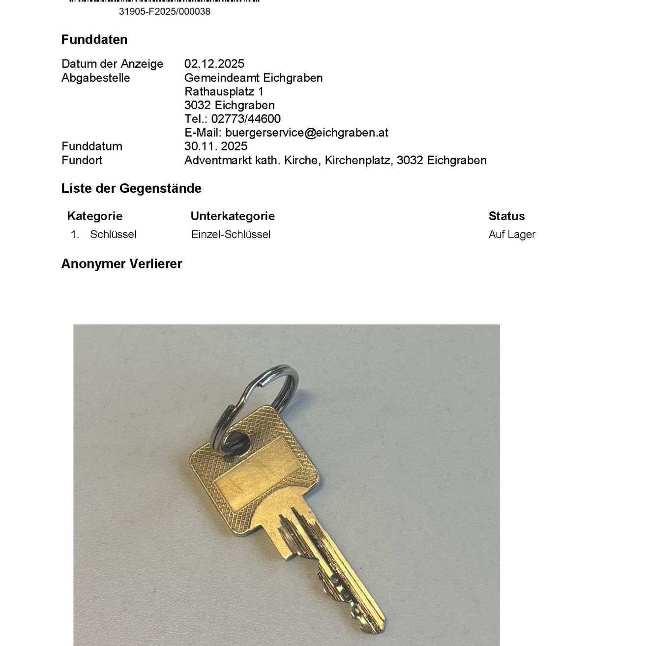 Das Bild zeigt einen Schlüssel auf weißem Hintergrund. Der Schlüssel hat einen Metallring oben und einen goldfarbenen Körper mit feinen Details. Es ist ein einzelner Schlüssel mit mehreren Zähnen.