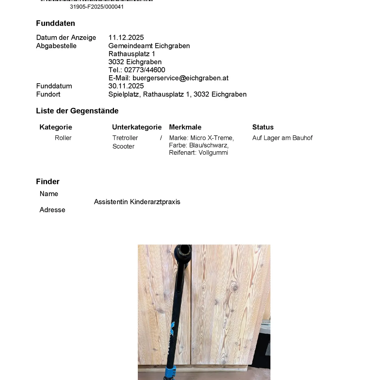 Dokument zeigt Datum der Anzeige 11.12.2025. Adresse: Eichgraben Rathausplatz 1, 3032 Eichgraben. Kontakt: Tel. 02773/44600, E-Mail: buergerservice@eichgraben.at. Verlustdatum 30.11.2025, Ort: Spielplatz, Rathausplatz 1, 3032 Eichgraben. Kategorie: Roller, Unterkategorie: Tretroller/Scooter, Marke: Micro X-Treme, Farbe: Blau/Schwarz, Referenz: Vollgummi. Finder: Name: Assistentin Kinderarztpraxis, Adresse: Nicht angegeben. Bild: Schwarzes und blaues Objekt.
