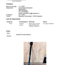 Dokument zeigt Datum der Anzeige 11.12.2025. Adresse: Eichgraben Rathausplatz 1, 3032 Eichgraben. Kontakt: Tel. 02773/44600, E-Mail: buergerservice@eichgraben.at. Verlustdatum 30.11.2025, Ort: Spielplatz, Rathausplatz 1, 3032 Eichgraben. Kategorie: Roller, Unterkategorie: Tretroller/Scooter, Marke: Micro X-Treme, Farbe: Blau/Schwarz, Referenz: Vollgummi. Finder: Name: Assistentin Kinderarztpraxis, Adresse: Nicht angegeben. Bild: Schwarzes und blaues Objekt.