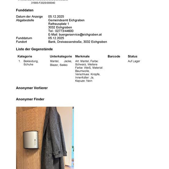 Ein Dokument zeigt Details zu einem in Eichgraben gefundenen Gegenstand. Es listet die Kategorie des Gegenstands als Kleidung, Unterkategorie als Jacke und beschreibt ihn als eine schwarze, wollbesetzte, reißverschlussgeknöpfte Jacke. Der Status des Gegenstands ist derzeit auf Lager. Die Anonymität des Finders und Verliers ist geschützt. Ein Bild zeigt einen Mantel, der an einer Holzwand hängt.