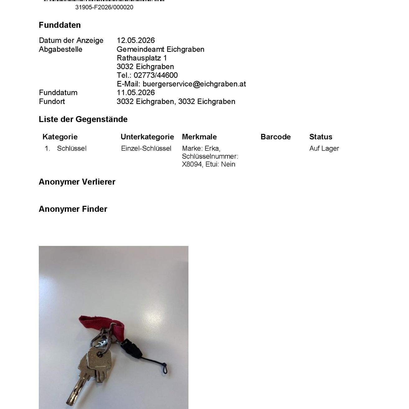 Eine Mitteilung über gefundene Gegenstände mit Datum, Ort und Kontaktdaten. Eine Tabelle listet gefundene Gegenstände mit Kategorien, Unterkategorien und Status. Ein Bild zeigt einen Schlüsselbund.