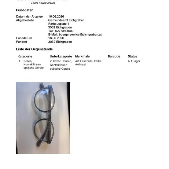 Das Bild zeigt ein Dokument mit 'Funddaten', einschließlich Details wie Datum, Adresse und Kontaktinformationen. Es listet eine Kategorie von 'Brillen' mit Unterkategorien, Merkmalen, Barcode und Status auf. Ein Bild von einer Brille wird angezeigt.