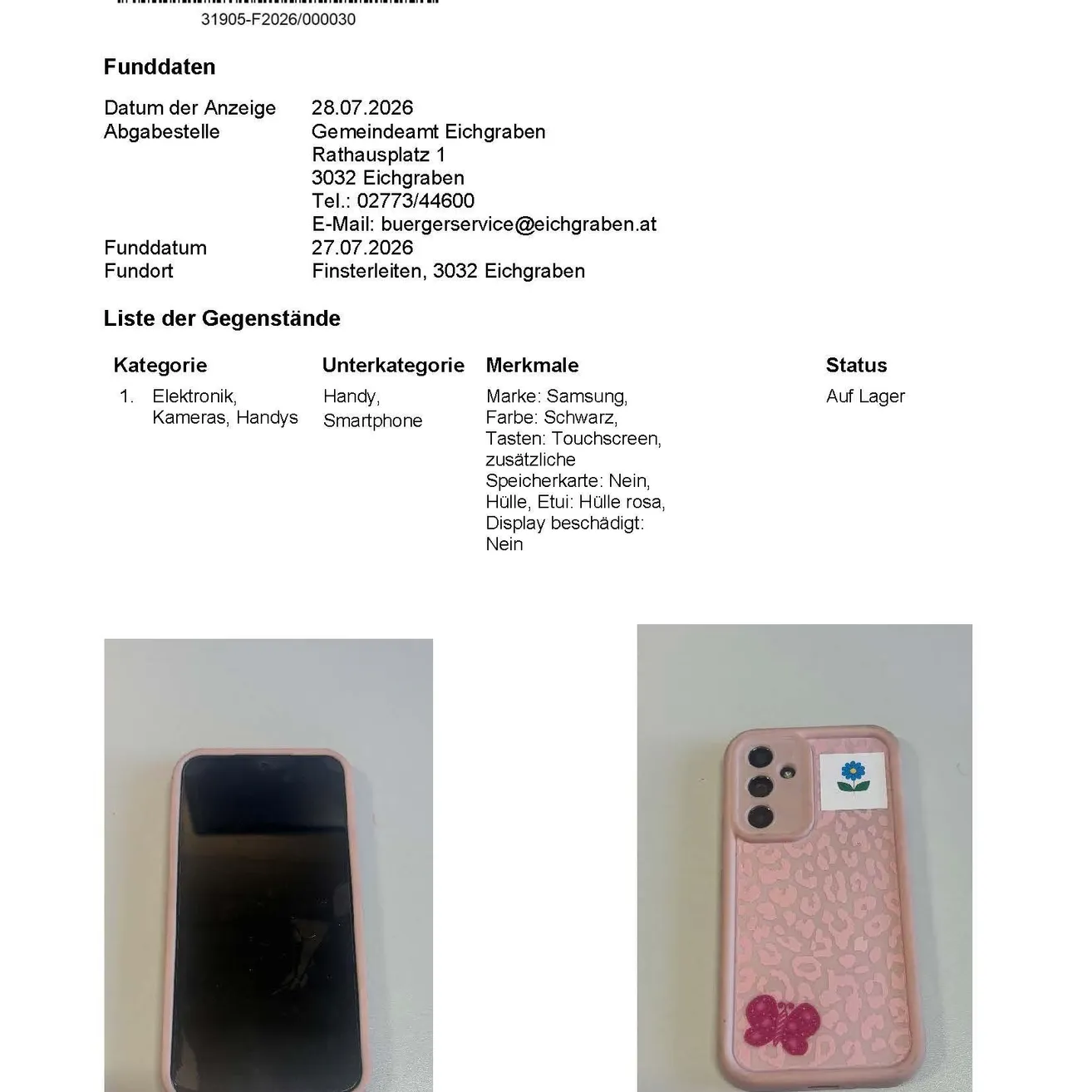 Ein Bild eines rosa Samsung Smartphones mit einem Schmetterlingsdesign auf der Rückseite. Das Telefon wird auf einer weißen Oberfläche angezeigt.