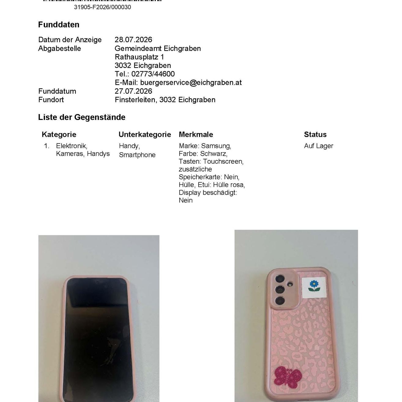 Ein Bild eines rosa Samsung Smartphones mit einem Schmetterlingsdesign auf der Rückseite. Das Telefon wird auf einer weißen Oberfläche angezeigt.