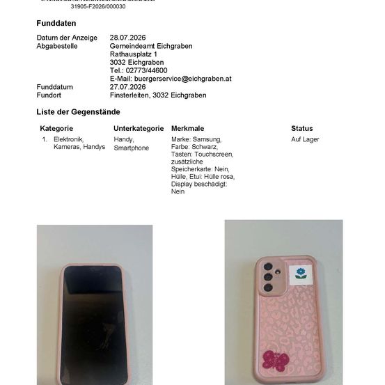 Ein Bild eines rosa Samsung Smartphones mit einem Schmetterlingsdesign auf der Rückseite. Das Telefon wird auf einer weißen Oberfläche angezeigt.