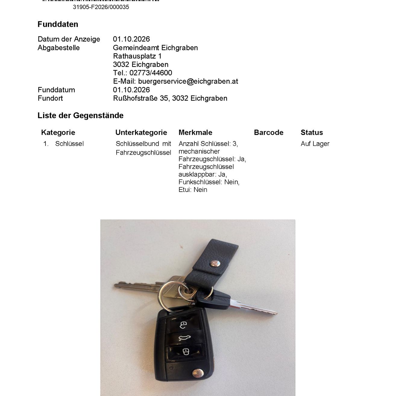 Ein Dokument mit einem Schlüssel auf weißem Hintergrund. Das Dokument hat den Titel 'Fundmeldung' und einen Strichcode. Der Schlüssel ist schwarz mit einer silbernen Taste.