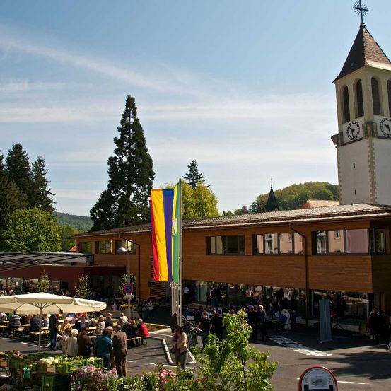 Bild enthält, Clock Tower, Tower, Bell Tower, Person, Tree