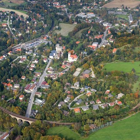 Bild enthält, Road, Outdoors, Cityscape, Urban, Vegetation, Aerial View, Nature, Woodland, Suburb, Park