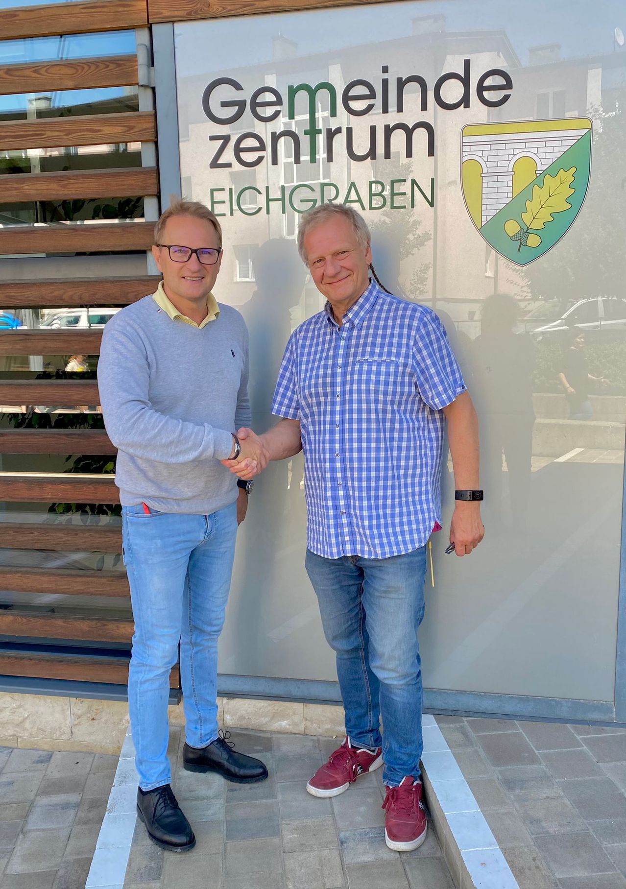 Bild enthält, Pants, Jeans, Adult, Male, Man, Person, Shirt, Shoe, Standing, Face