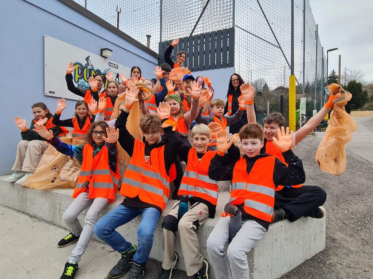 Bild enthält, Groupshot, Person, Lifejacket, Vest, Glasses, Face, Head, Child, Female, Girl