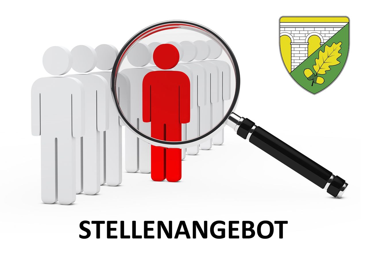 Eine Illustration zeigt eine rote Figur unter einer Lupe, umgeben von weißen Figuren, mit dem Text 'Stellenangebot' darunter, was auf ein Stellenangebot oder eine offene Stelle hinweist.