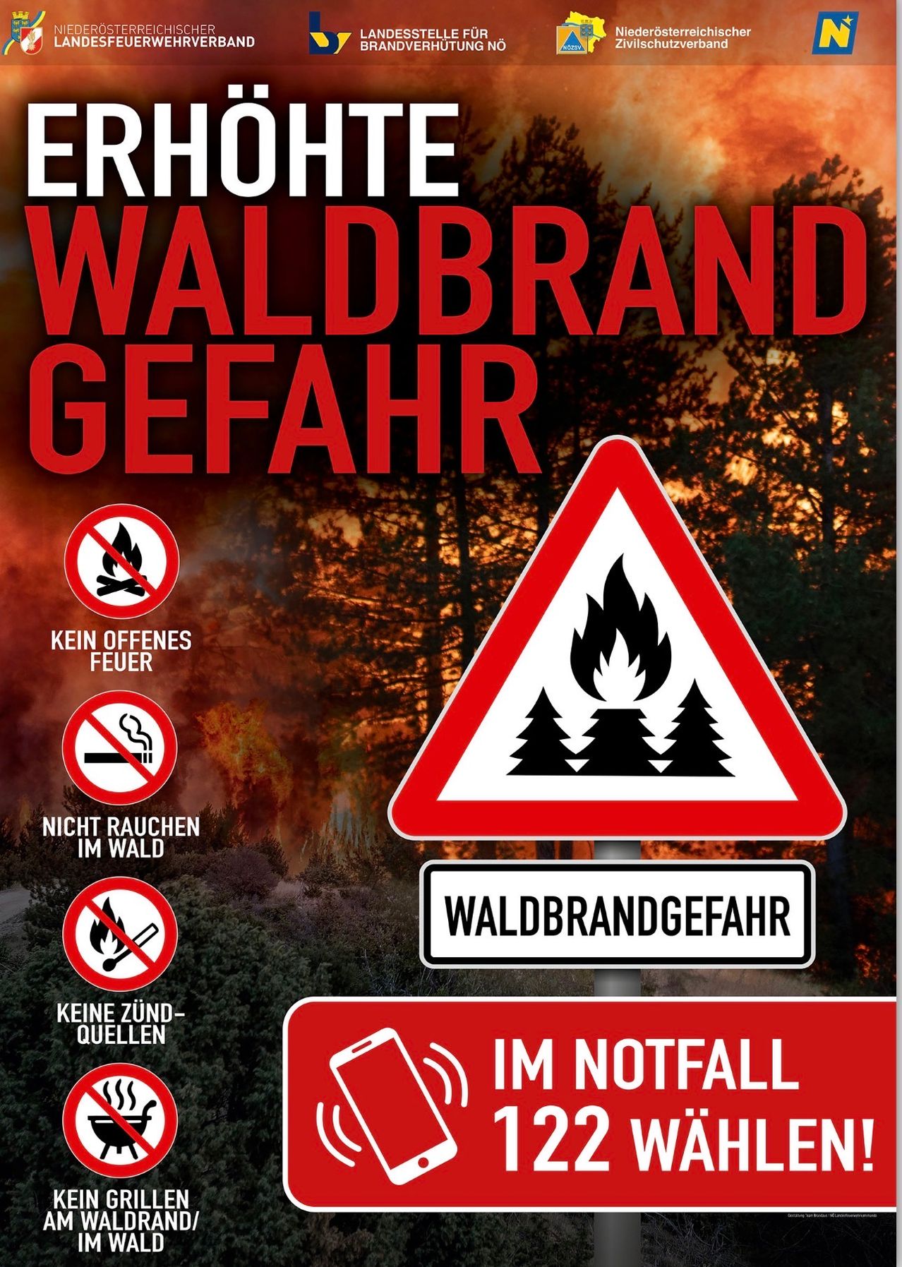 Ein Warnschild für Waldbrandgefahr zeigt kein offenes Feuer, kein Rauchen und keine Zündquellen. Das Schild hat ein Feuersymbol und den Text 'WALDBRANDGEFAHR'.