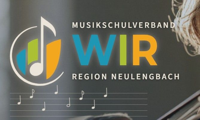 Ein Logo einer musikalischen Organisation mit einer Person, die im Hintergrund ein Musikinstrument spielt. Das Logo zeigt einen farbenfrohen Musiknoten und den Text 'WIR Region Neulengbach'.