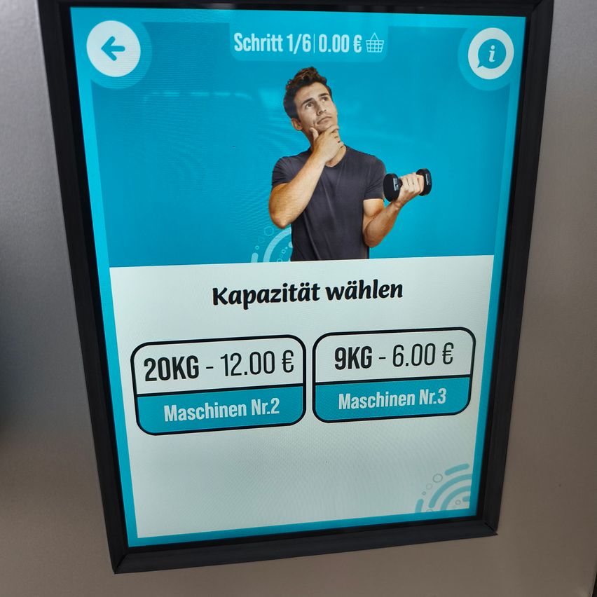 Ein Mann, der eine Hantel hält, mit blauem Hintergrund, zeigt zwei Optionen an: 20KG für 12,00 Euro und 9KG für 6,00 Euro.