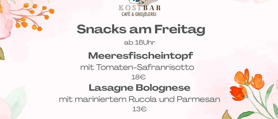 Plakat für Freitagssnacks im Kostbar Cafe. Angebote beinhalten Meeresfischgericht mit Tomaten-Safranrisotto für 18 Euro und Lasagne Bolognese mit mariniertem Rucola und Parmesan für 13 Euro. Ab 16 Uhr erhältlich. Florales Design.