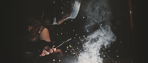 Bild enthält, Metalworking, Person, Welding, Axe, Device, Tool, Weapon