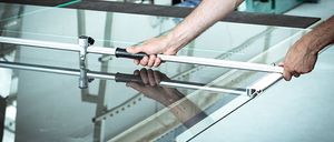 Bild enthält, Furniture, Table, Architecture, Building, Factory, Manufacturing