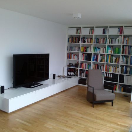 Bild enthält, Furniture, Living Room, Computer Hardware, Monitor, Screen, Interior Design, Chair, Flooring, TV, Speaker