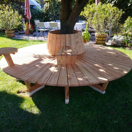 Bild enthält, Wood, Interior Design, Table, Grass, Plant, Tabletop, Hardwood, Tree, Stained Wood, Backyard