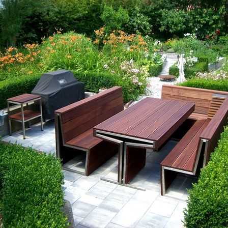 Bild enthält, Backyard, Furniture, Table, Interior Design, Wood, Coffee Table, Grass, Garden, Porch, Patio