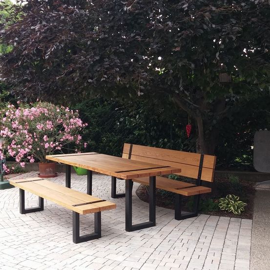 Bild enthält, Backyard, Nature, Outdoors, Yard, Interior Design, Furniture, Scenery, Bench, Grass, Table