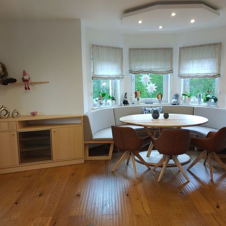 Bild enthält, Wood, Floor, Flooring, Hardwood, Dining Room, Dining Table, Table, Interior Design, Chair, Plywood