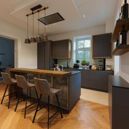 Bild enthält, Indoors, Interior Design, Wood, Floor, Flooring, Hardwood, Kitchen, Dining Table, Table, Dining Room