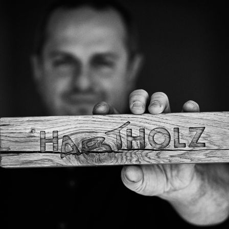 Bild enthält, Finger, Hand, Person, Face, Adult, Male, Man, Wood, Photography