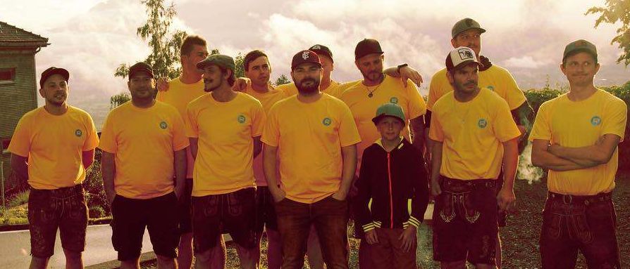 Bild enthält, People, Person, Walking, Shorts, Adult, Male, Man, Tree, Vegetation, Shoe