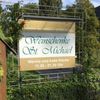 Ein Schild für das Weinschenke St. Michael, ein Restaurant, das warme und kalte Gerichte anbietet, von 11:30 bis 21:30 Uhr geöffnet.