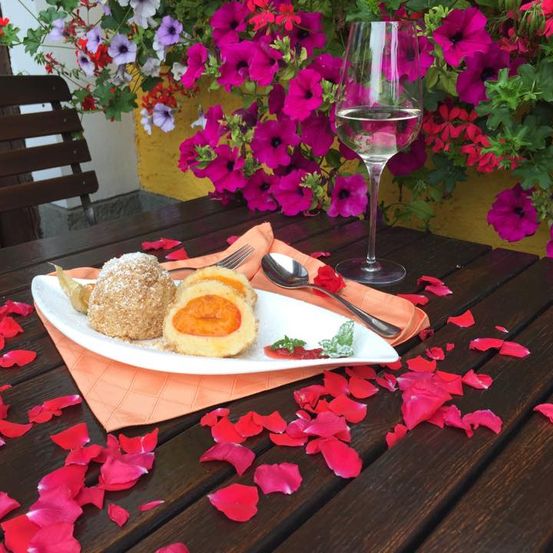 Bild enthält, Flower, Petal, Brunch, Table, Outdoors, Nature, Countryside, Tabletop, Food Presentation, Dining Table