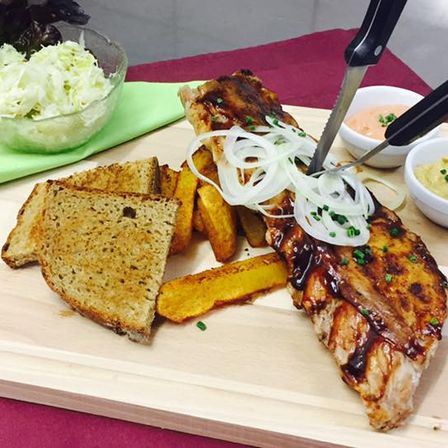 Bild enthält, Food, Food Presentation, Brunch, Lunch, Meal, Meat, Pork, Beef, Knife, Weapon