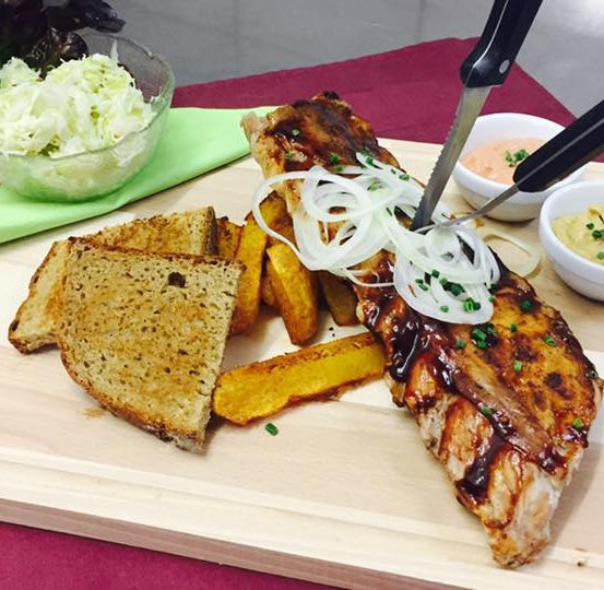 Bild enthält, Food, Food Presentation, Brunch, Lunch, Meal, Meat, Pork, Beef, Knife, Weapon