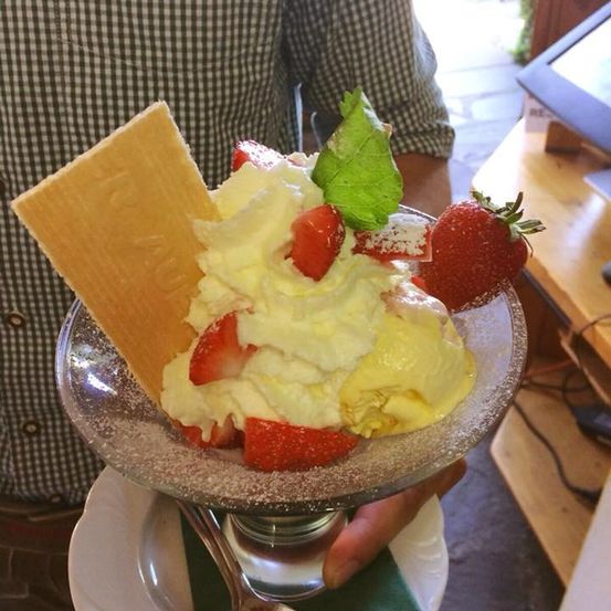 Bild enthält, Cream, Dessert, Food, Sundae, Ice Cream, Frozen Yogurt, Person, Cutlery, Spoon