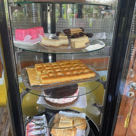 Bild enthält, Bread, Food, Shop, Birthday Cake, Cake, Cream, Dessert