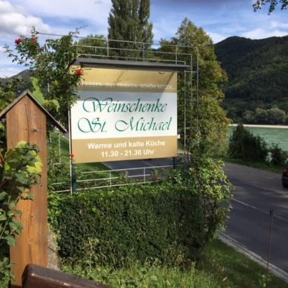 Bild enthält, Vegetation, Nature, Outdoors, Rainforest, Tree, Zoo, Hotel, Car, Woodland, Sign