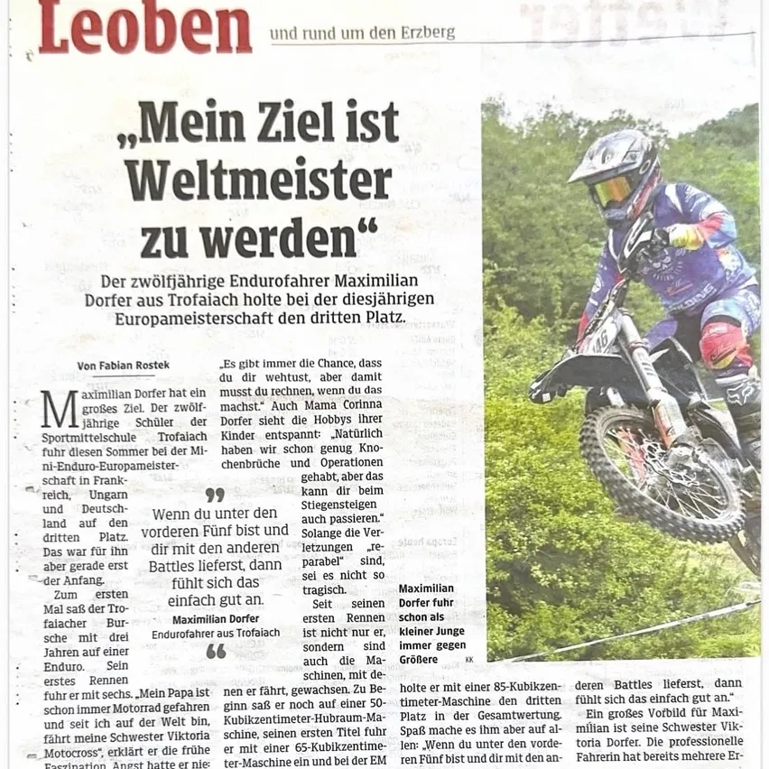 Ein Zeitungsausschnitt zeigt ein Bild eines Motocross-Fahrers in Aktion mit der Überschrift 'Mein Ziel ist Weltmeister zu werden'.