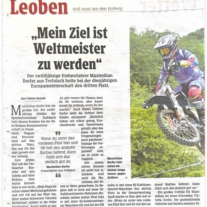 Ein Zeitungsausschnitt zeigt ein Bild eines Motocross-Fahrers in Aktion mit der Überschrift 'Mein Ziel ist Weltmeister zu werden'.