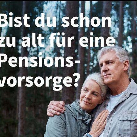 Zwei ältere Personen stehen in einem Wald und posieren für ein Foto. Eine deutsche Frage wird in weißem Text angezeigt.