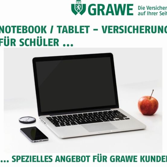 Ein Laptop mit einem Handy und einem Apfel neben ihm auf einer weißen Oberfläche. Der Laptop ist offen. Darüber befindet sich eine Werbung für Grawe-Versicherung für Schüler.