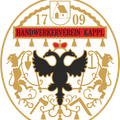 Ein kreisförmiges Emblem mit einem schwarzen Adler mit ausgebreiteten Flügeln, flankiert von zwei goldenen Löwen, einem Hauswappen darüber und dem Text '17 09 HANDWERKERVEREIN KAPPL' in Rot.