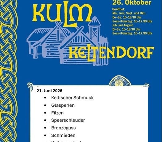 Das Plakat bewirbt Kulm Keltendorf, das vom 1. Mai bis 26. Oktober geöffnet hat. Es enthält Details zu Öffnungszeiten, Aktivitäten wie Keltischer Schmuck, Glasperlen, Filzen und Bronzeguss, sowie abendliche Harfenmusik.