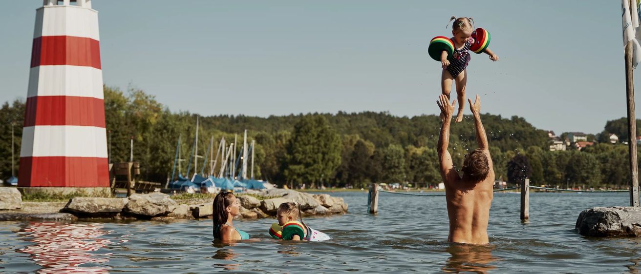 Bild enthält, Person, Water, Swimming, Water Sports, Clothing, Swimwear, Volleyball, Volleyball (Ball), Shorts, Face