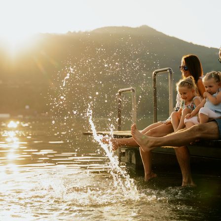 Bild enthält, Water, Waterfront, Port, Pier, Person, Photography, Glasses, Shorts, Portrait, Hat