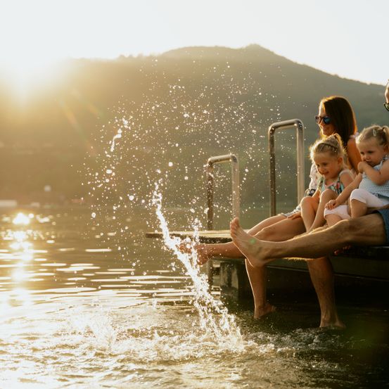 Bild enthält, Water, Waterfront, Port, Pier, Person, Photography, Glasses, Shorts, Portrait, Hat